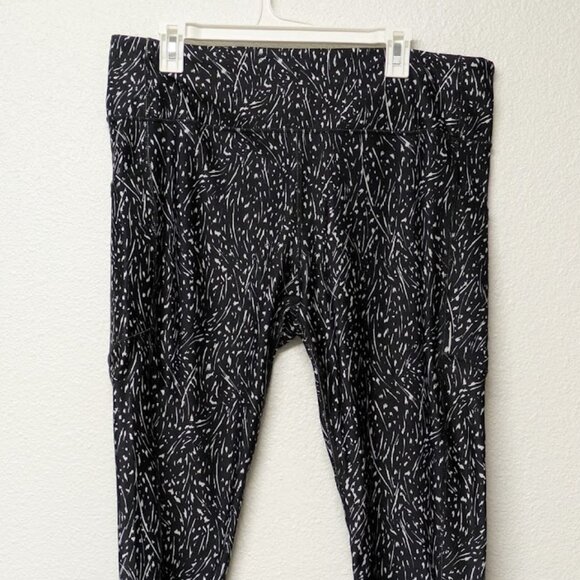MARIKA Black and White Printed Abstract Cropped Leggings - Size 1X - Picture 1 of 6